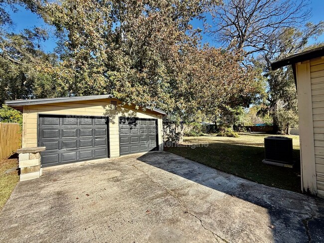 Building Photo - 625 Meteor St