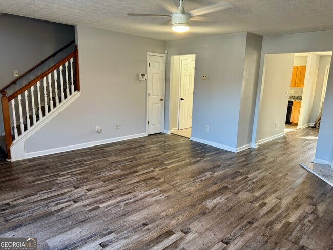 Foto del edificio - 5663 Windfall Ln