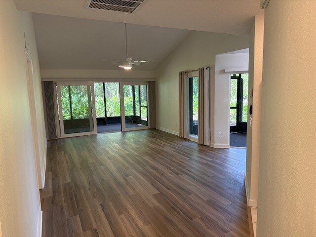 Foto del edificio - 225 Woods Landing Trl
