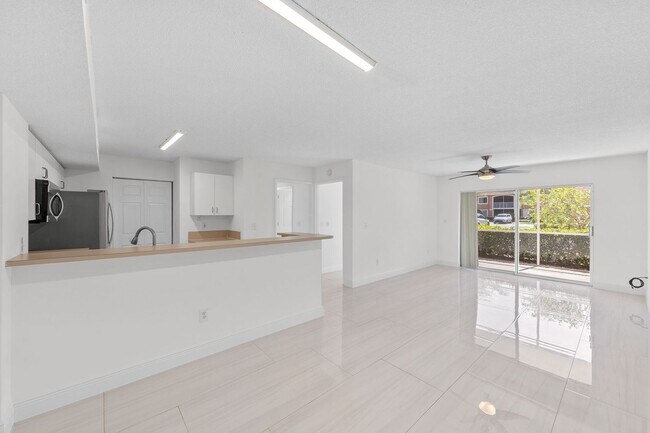 Foto del edificio - ANNUAL UNFURNISHED 2/2 IN NAPLES!!