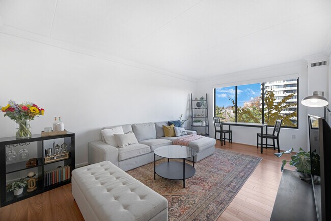 Foto del edificio - 6300 Stevenson Ave