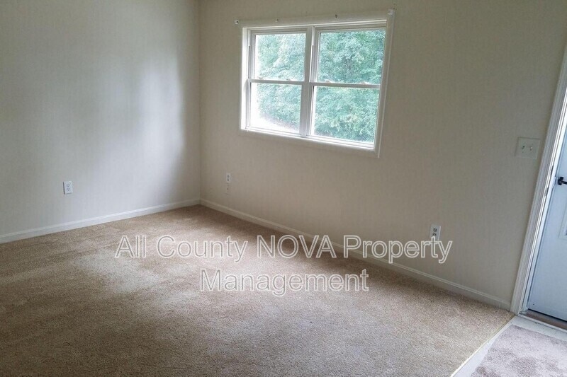 Building Photo - 110 Manor Ln