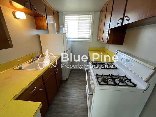 Building Photo - 550 W 21st St
