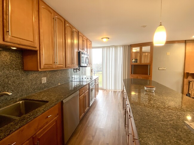 Building Photo - 5820 Oakwood Dr
