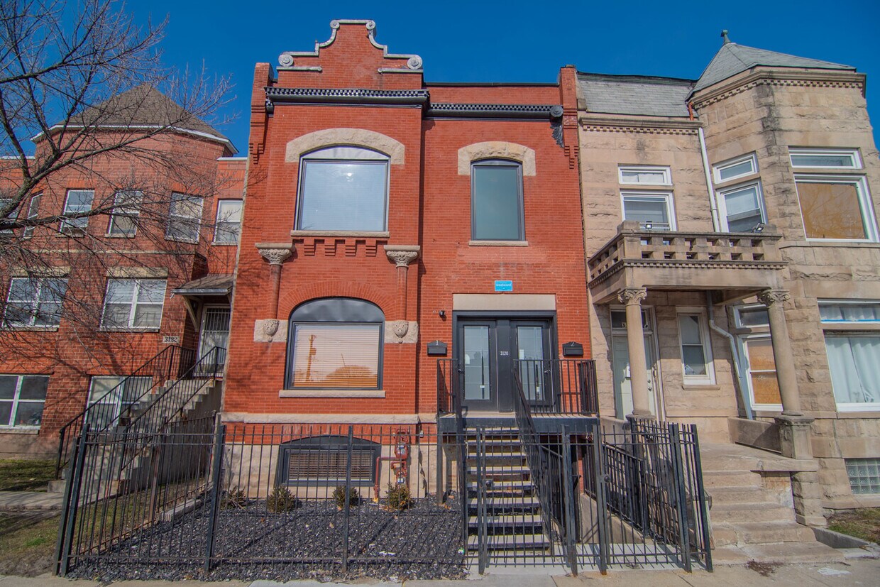 Primary Photo - 3120 W Warren Blvd