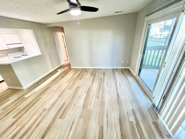 Building Photo - Beautiful 2 Bedroom Condo in Hampton Club ...