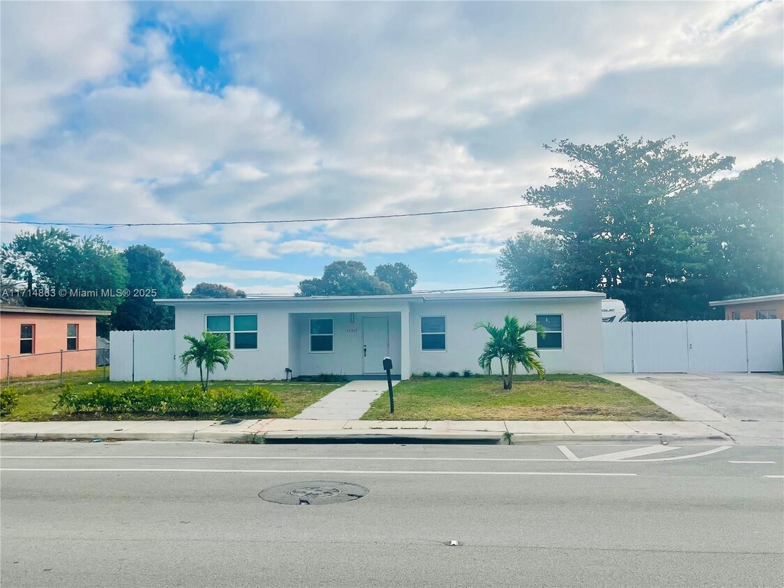 Foto principal - 15915 NW 22nd Ave