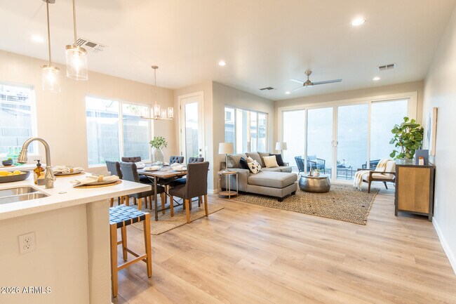 Foto del edificio - 3725 E Flower St