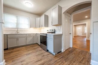 Building Photo - 605 N Oxford St