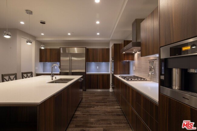 Foto del edificio - 460 N Palm Dr