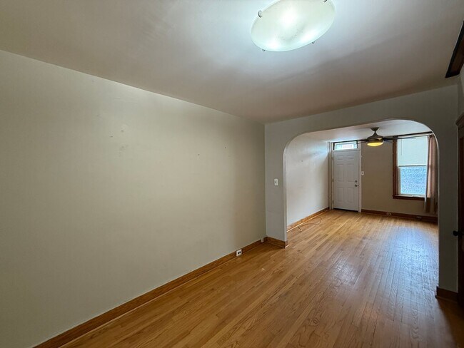Foto del edificio - Charming 2 Bed w/ Parking | Steps from Latrobe Park — Locust Point!