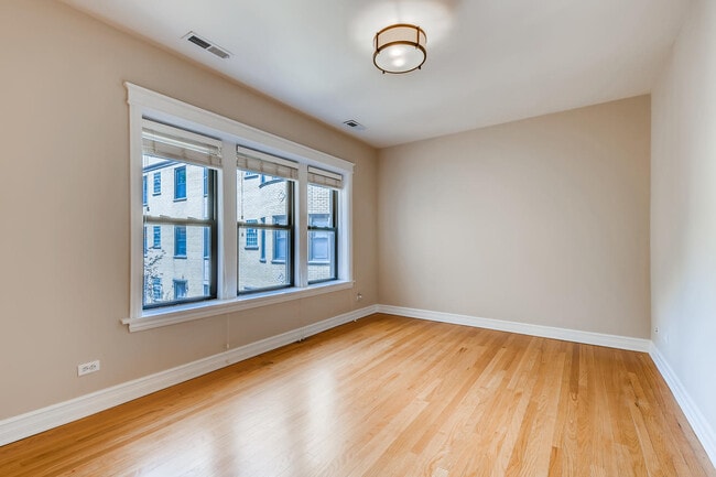 Living Room - 4613 N Paulina St