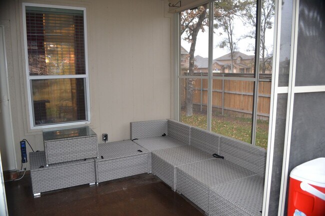 Foto del edificio - Gorgeous Corner Lot w/ Solar Panels