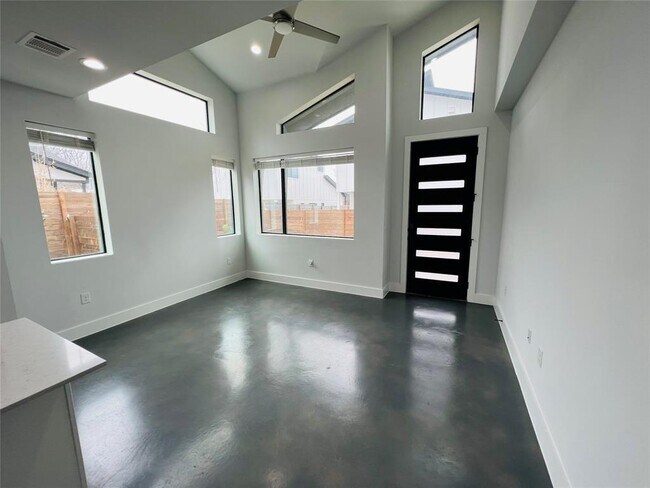 Foto del edificio - 5315 Woodrow Ave