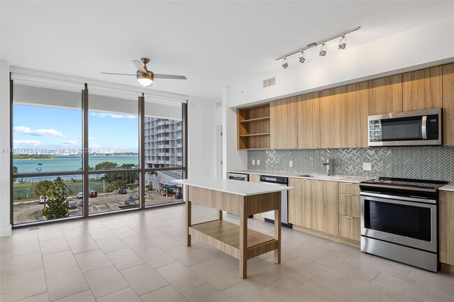 Building Photo - 2150 N Bayshore Dr