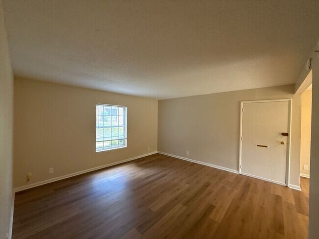 Foto del edificio - T.R. Lawing Realty Property