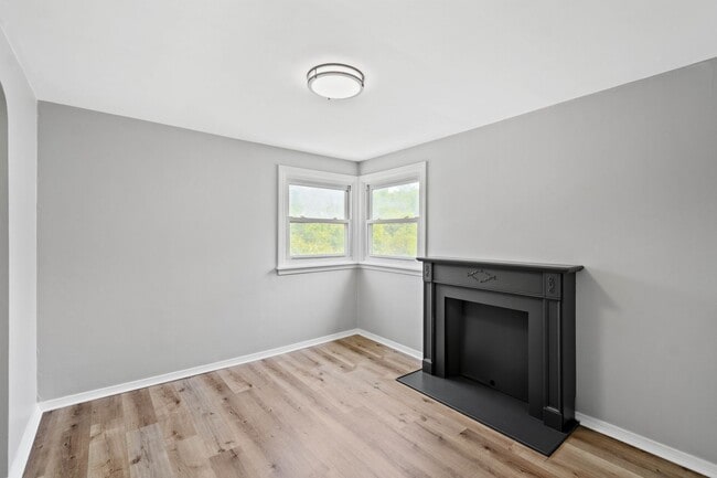 Building Photo - STUNNING TWO BEDROOM IN DRAVOSBURG!! COZY ...