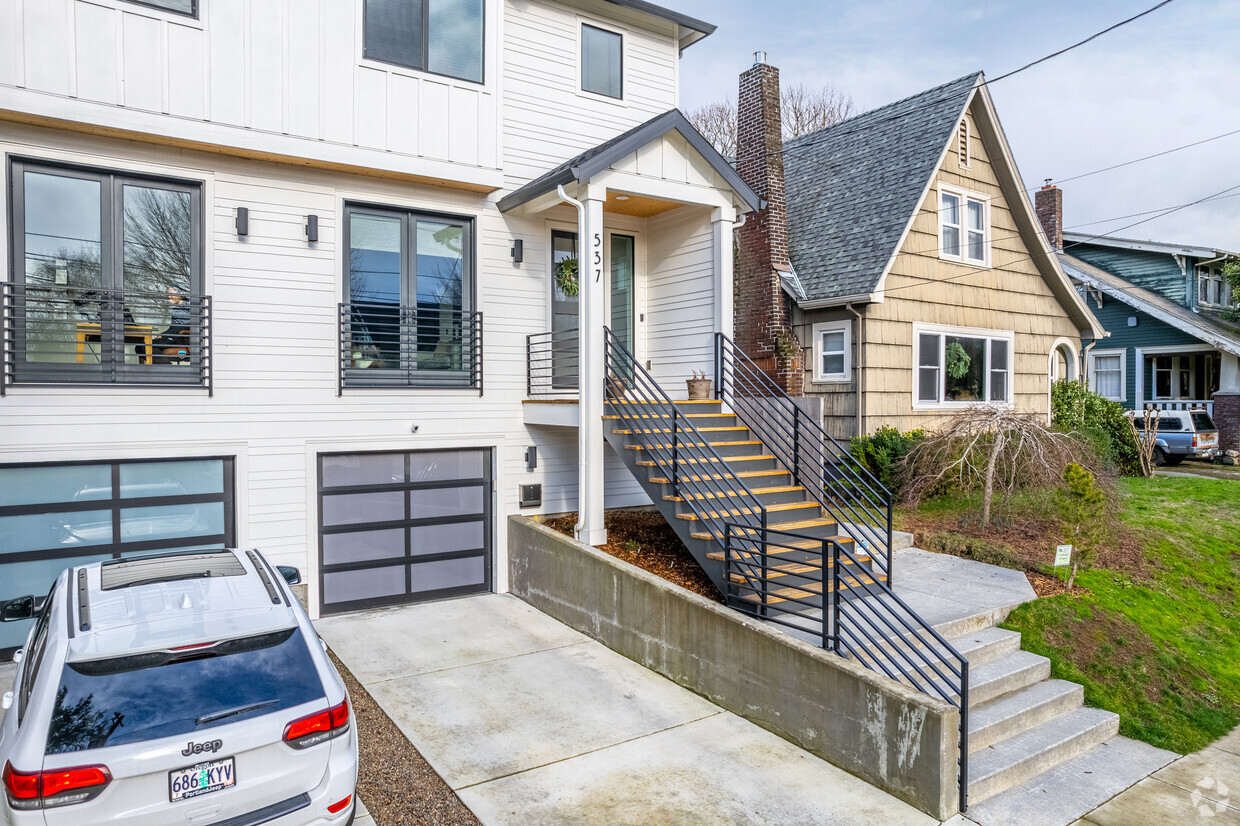 Entrance - 533 NE Cook St