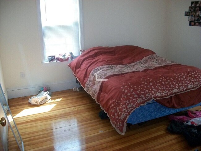 Foto del edificio - Large Unit in Allston, Steps from the T St...