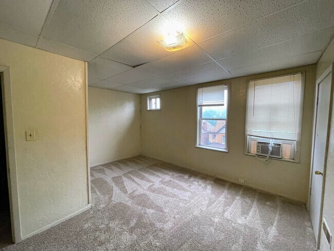 Building Photo - 3 bed 1.5 bath - new flooring, new appliances