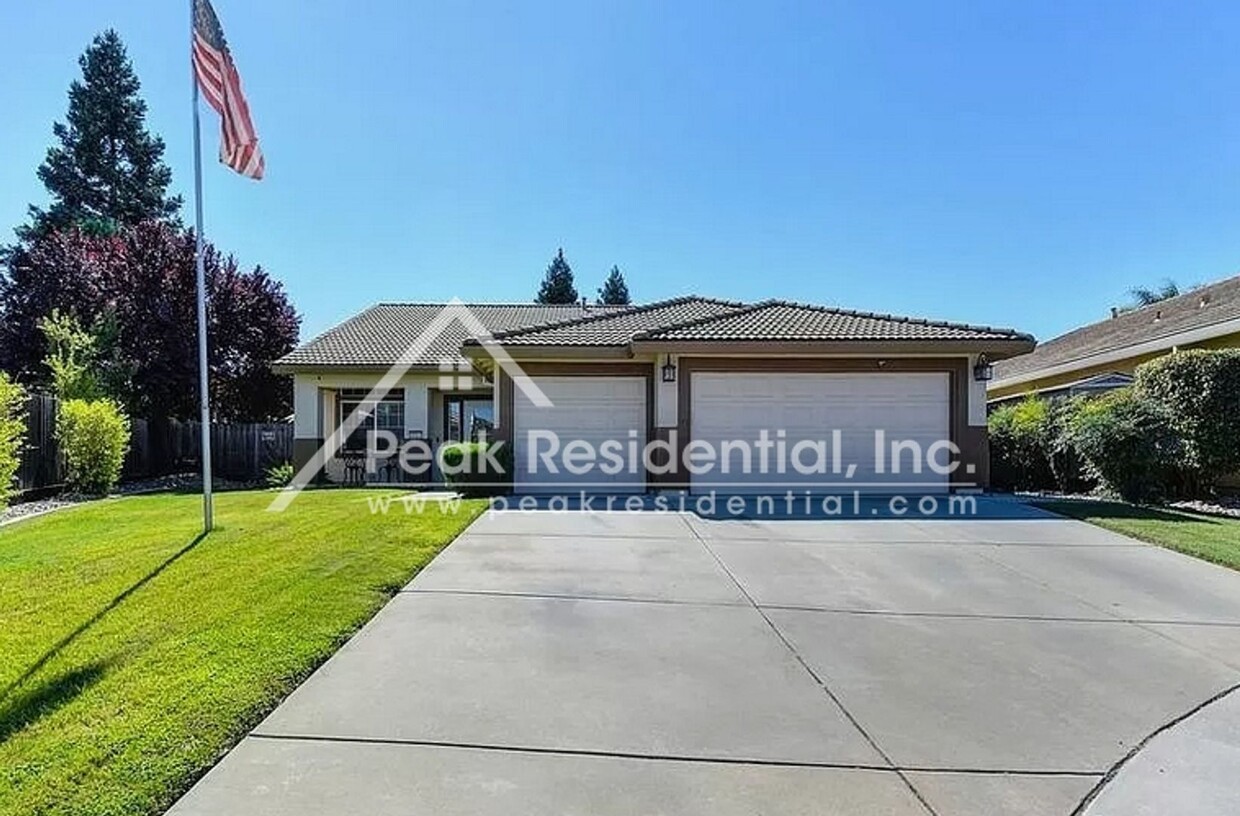 Foto principal - Wonderful Sacramento 4bd/2ba Home with 3 C...