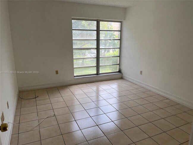 Foto del edificio - 9190 Fontainebleau Blvd