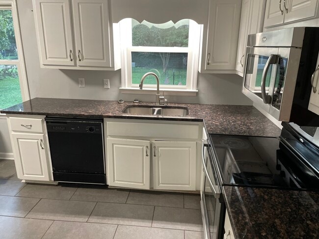 Building Photo - 60 Carole Ln