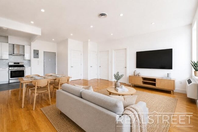 Building Photo - LUXURY 2 Bed LOFT in Queens!