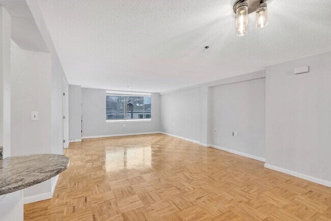 Foto del edificio - Historic Waterfront - Fitness Center - Concierge - Renovated Kitchen