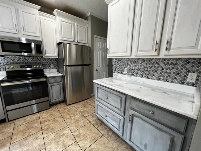 Foto del edificio - Beautiful 5-Bedroom on Quiet Street in Dil...