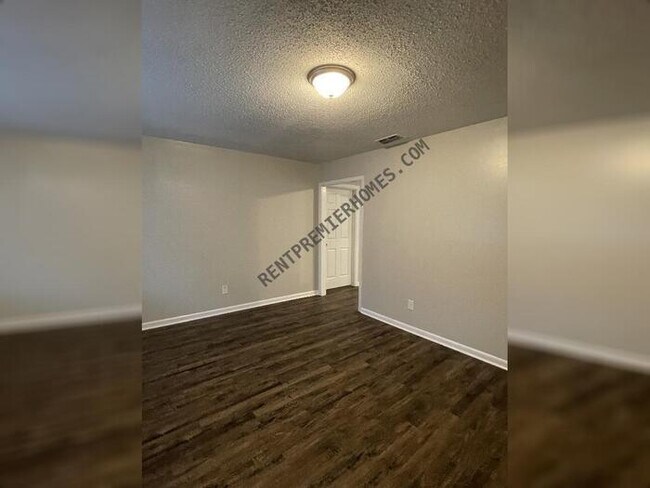 Foto del edificio - 7400 Debbie Dr