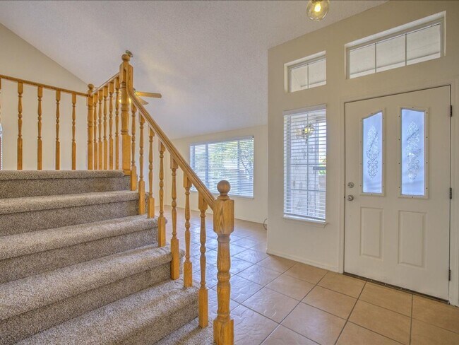 Building Photo - 3 Bedroom 2 1/2 Bath