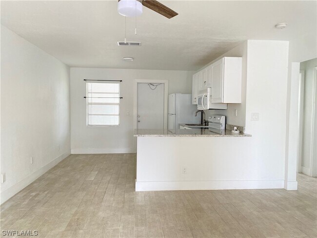 Building Photo - 315-317 Tarpon Dr