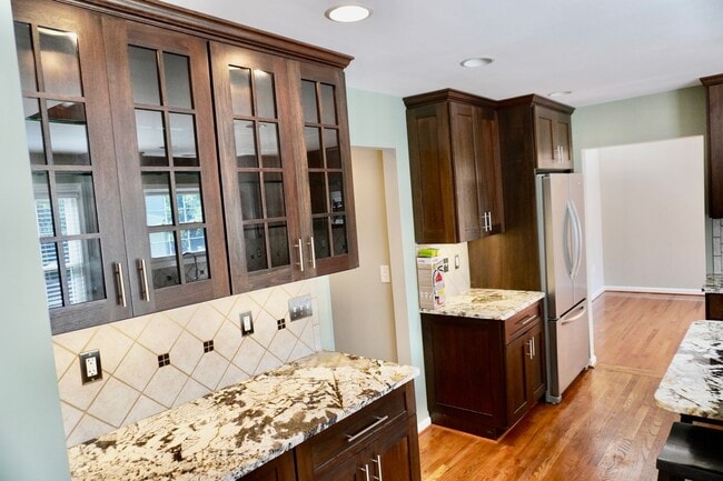 Building Photo - Lovely and Spacious 3 Bedroom 2.5 Bathroom...