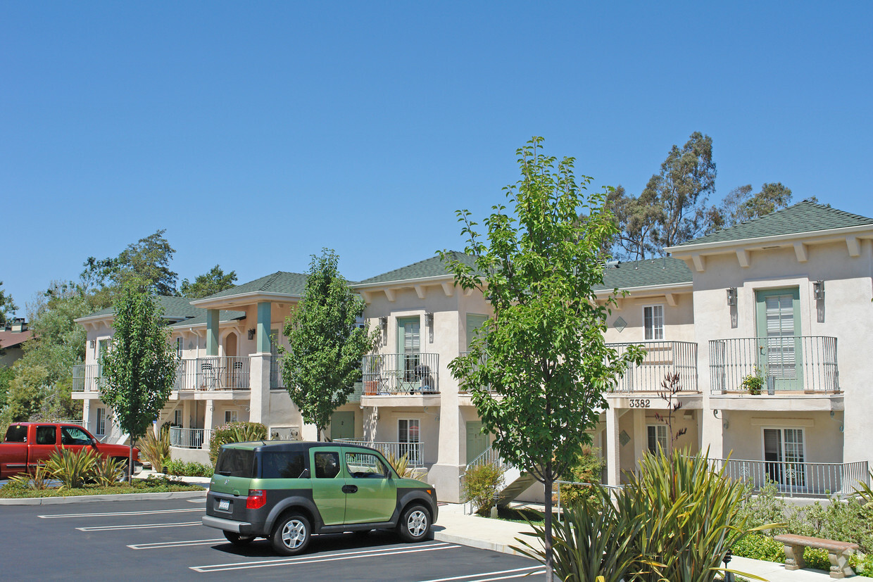 Building Photo - 3362 Rockview Pl
