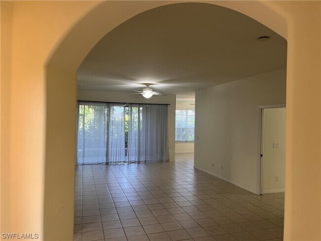 Foto del edificio - 15100 Royal Windsor Ln