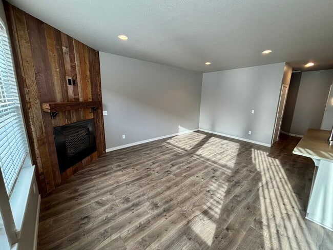 Building Photo - Newer 3 bedroom 2.5 bathroom Bedroom town home -Prairie High School