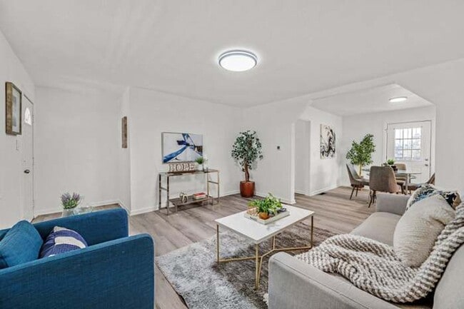 Building Photo - Brand new updated single family house. Gus...