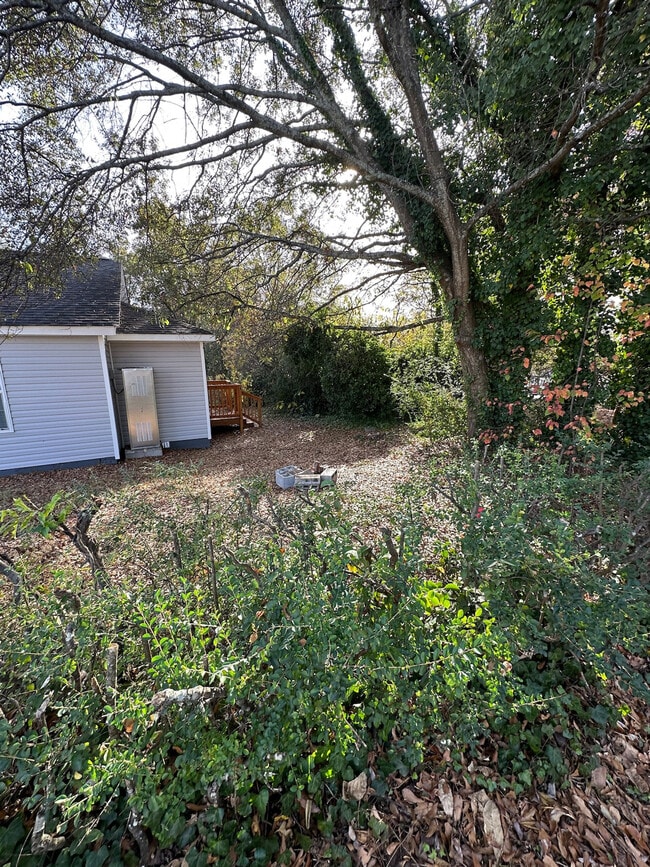 Building Photo - 121 Forest St