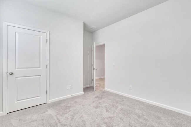 Foto del edificio - 4 BEDROOMS & FENCED YARD!