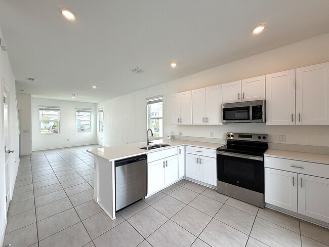 Building Photo - Westview End Unit Townhome