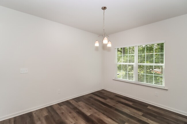 Foto del edificio - 6215 Woodland Cir, Charlotte, NC