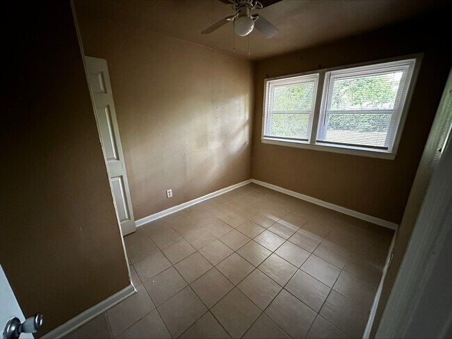 Foto del edificio - 137 Rosewood Dr
