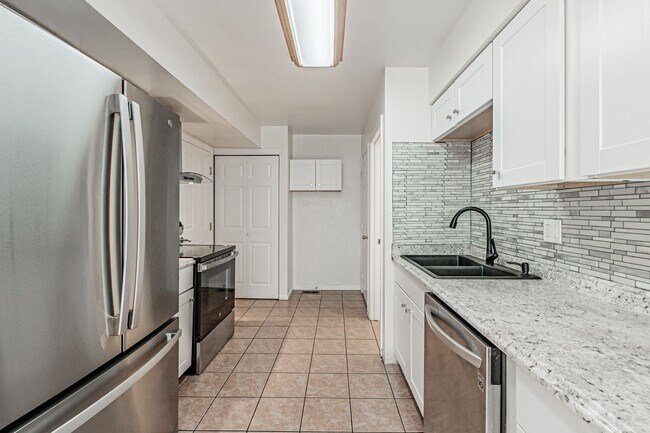 Building Photo - Spacious 4BD, 3.5BA Aurora Highlands Home ...