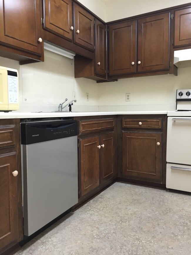 Building Photo - 47 Somerset Townhouse