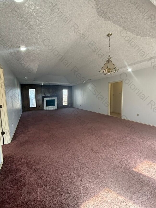 Building Photo - Spacious 2 bedroom 2 bathroom apartment, equipped with central heat and air, appliances, washer/d...
