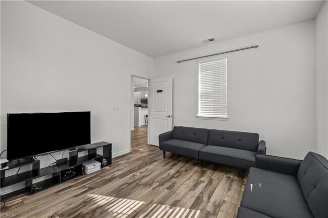 Building Photo - 5024 Hawkins Ml Wy