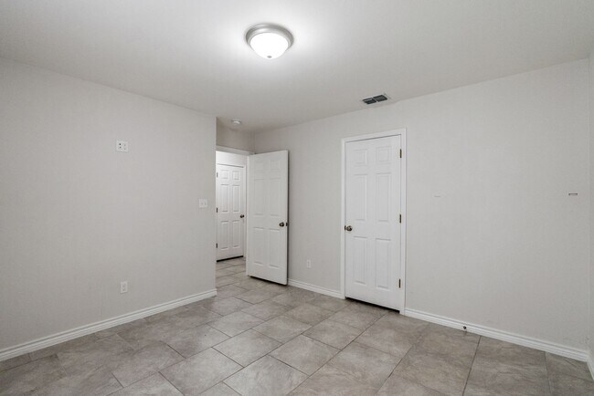 Foto del edificio - Stunning 3-Bedroom, 2-Bath Home on Corner ...