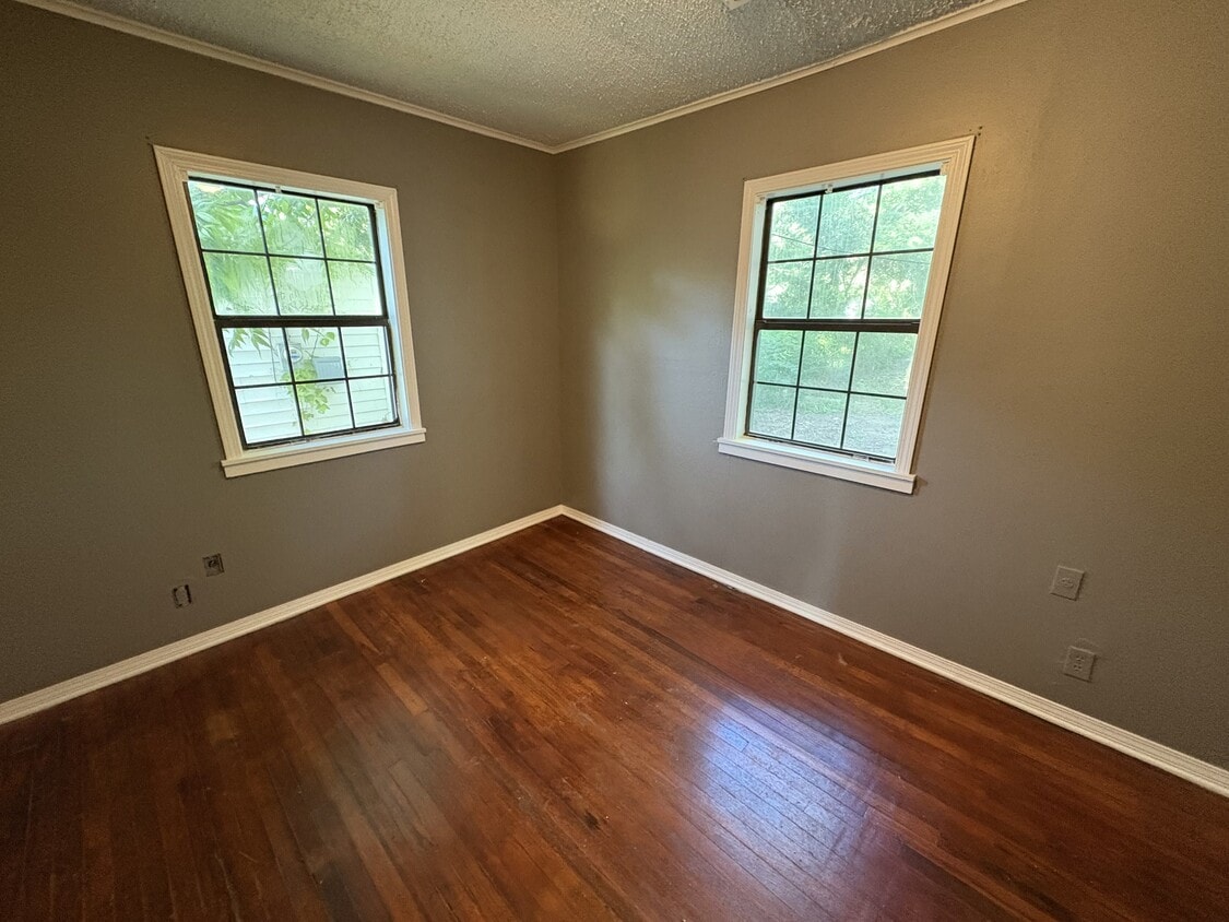 Building Photo - 1044 N Oswego Ave
