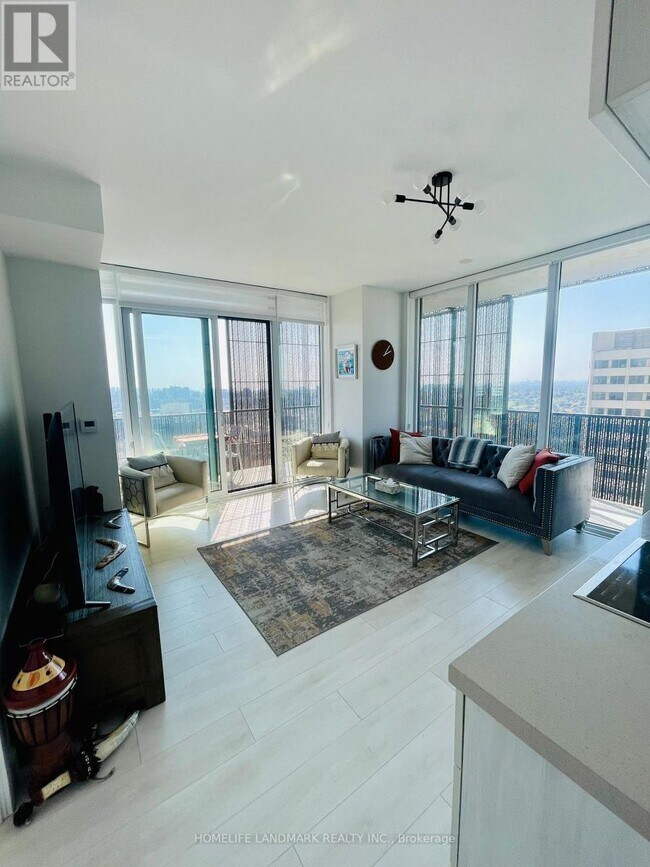 Photo du bâtiment - 8 Eglinton Ave E